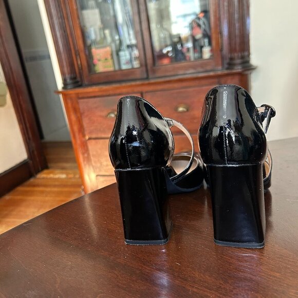 Naturalizer Women's Leesha Strappy Closed Toe Block Heel Pump - Picture 9 of 13